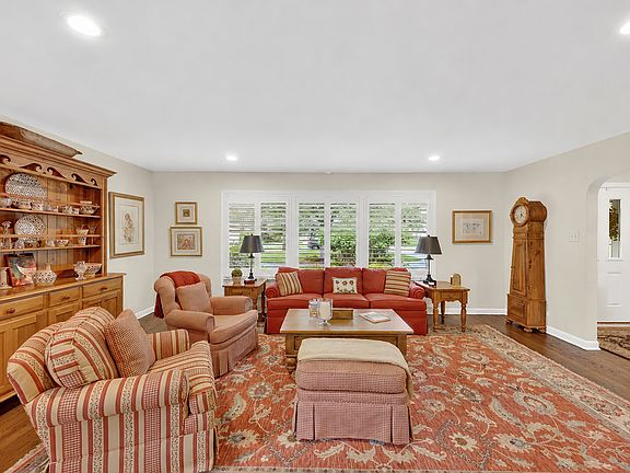 4th image of 703 Park Dr