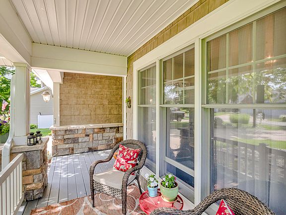 4th image of 816 E Barrington Cir