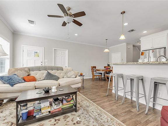 5th image of 117 Sterling St