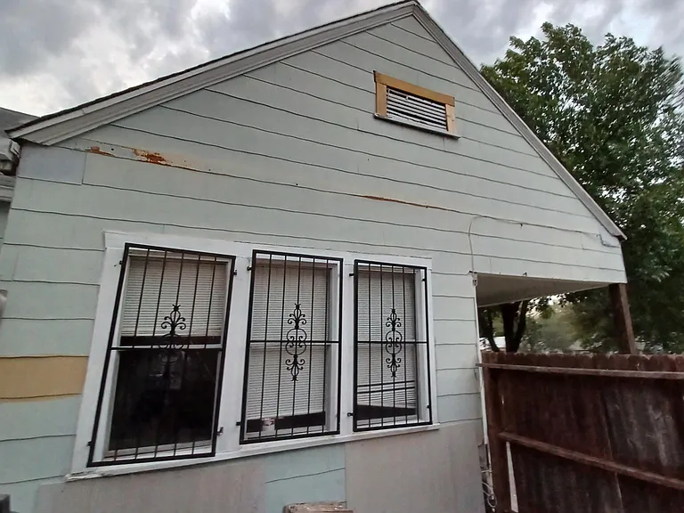 1718 Schley Ave — Photo 2