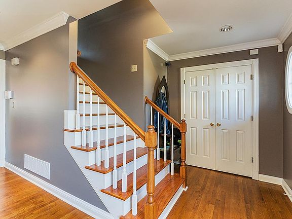 3rd image of 1206 Parkview Way