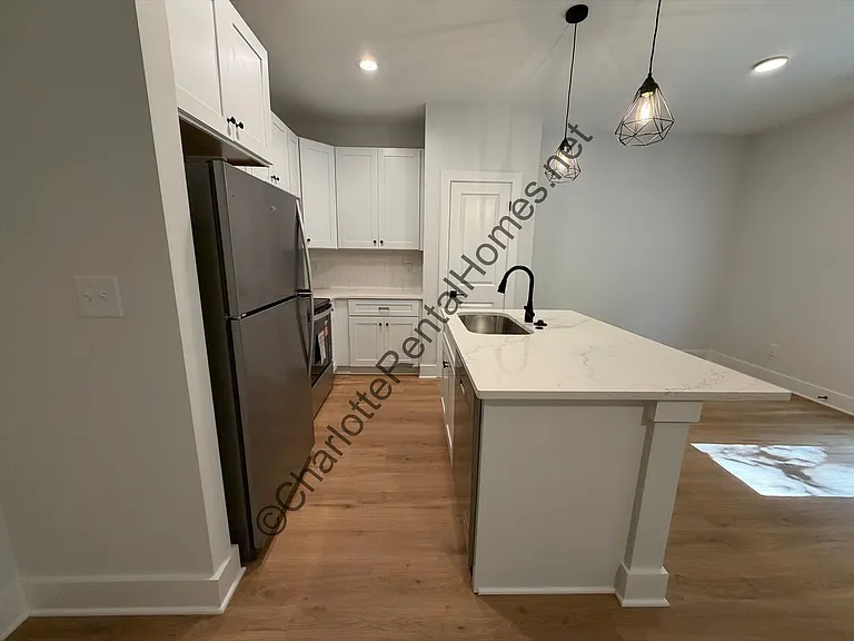 2144 Hartford Dr — Photo 4