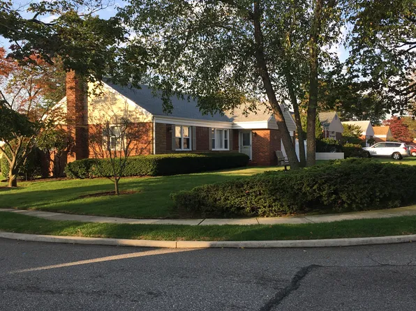 1041 Frances Dr, Valley Stream, NY 11580