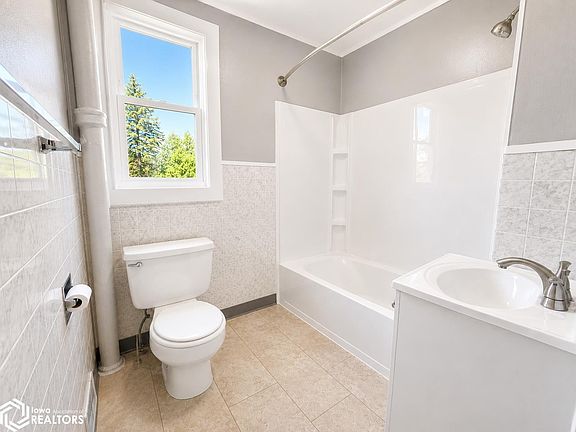 3rd image of 208 S Lake St