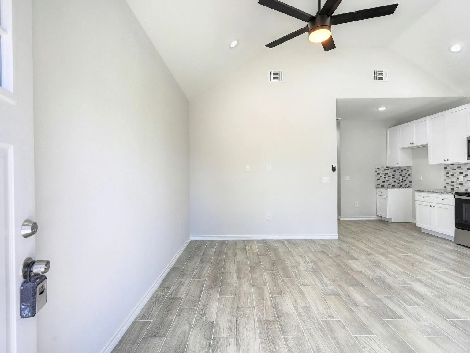 3 bed, 2.0 bath, 1000 sqft, $1,375 — Photo 3