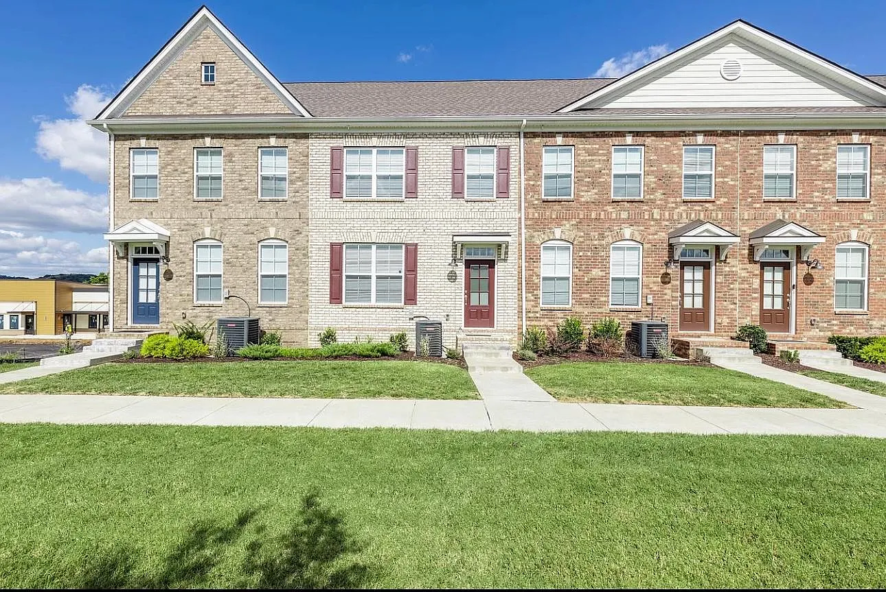 3 bed, 3.5 bath, 2000 sqft, $2,200 — Photo 1