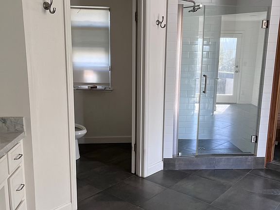 5th image of 1031 Country Club Dr