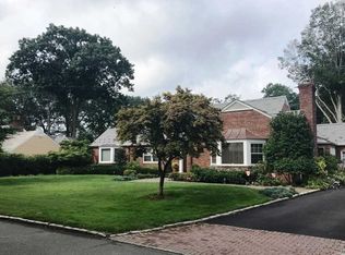 15 Boxwood Ln, Roslyn Heights, NY 11577
