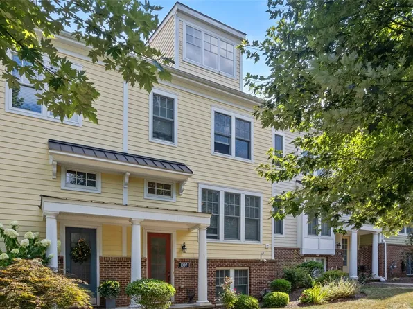 1307 Village Ln, Bridgeville, PA 15017