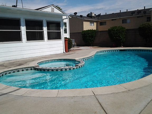 3rd image of 6413 Bakman Ave