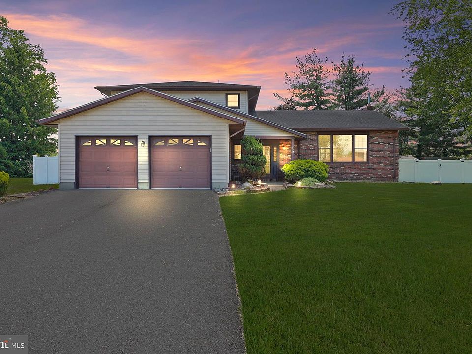 1st image of 33 Ray Dwier Dr