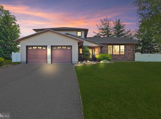 33 Ray Dwier Dr, Hamilton, NJ 08690