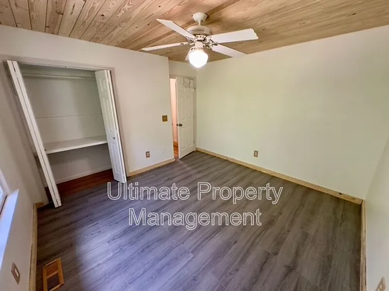 129 Darby St — Photo 9