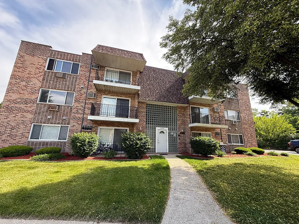 12715 S La Crosse Ave #202