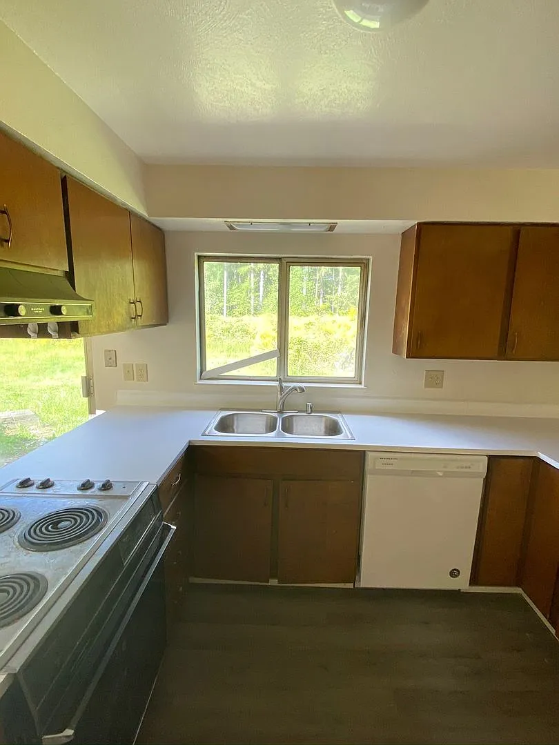 2 Bedroom 1 bath with carport and yard — Photo 3