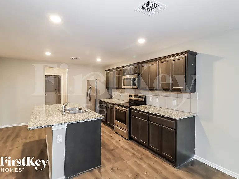 1539 Owen Way — Photo 6