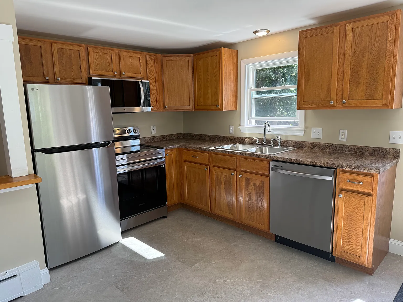 3 bed, 1.5 bath, 1400 sqft, $2,100 — Photo 3