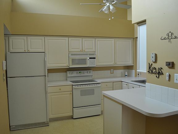3rd image of 410 W Willow Ct