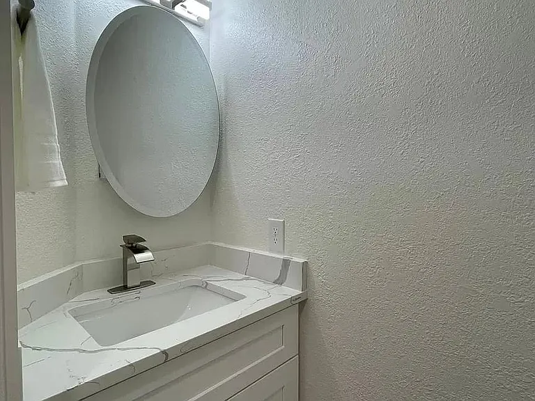 Guests' bathroom.