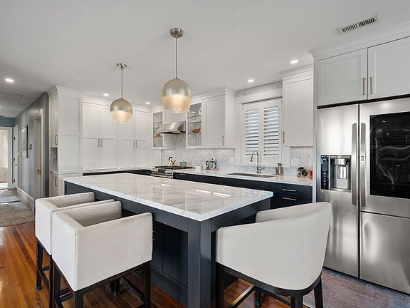 2nd image of 118 Kinnaird St #3