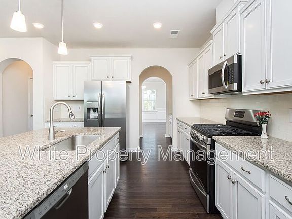 2nd image of 1043 Winnett Dr