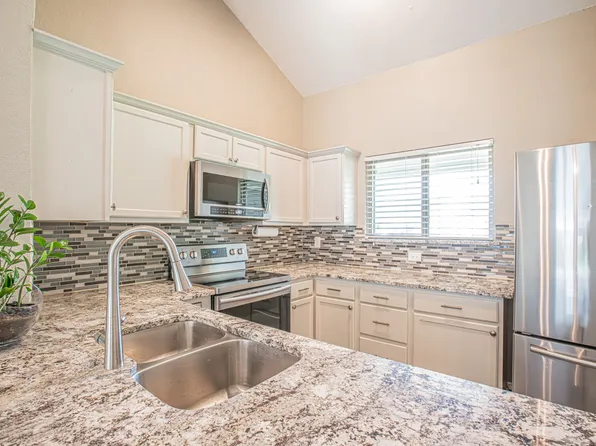 818 Little Creek Dr, Euless, TX 76039