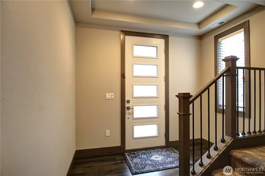 5 bed, 2220 sqft, $3,800 — Photo 3