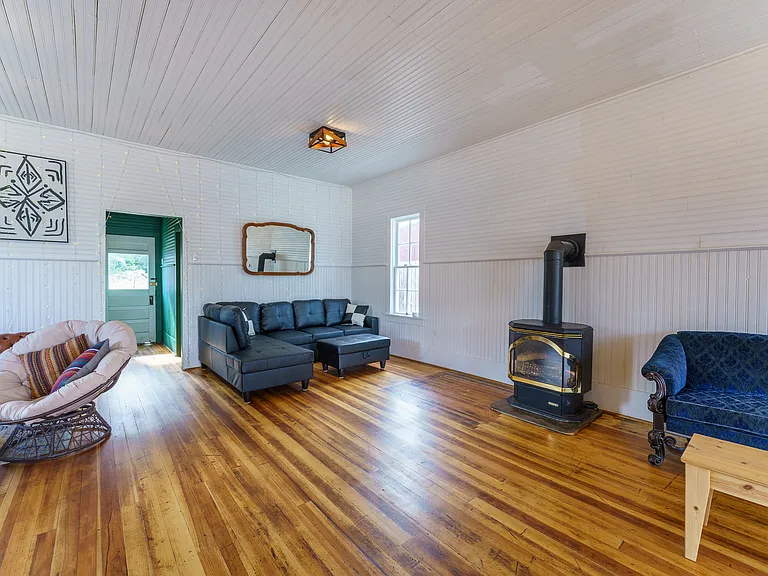 138 Lang St #B — Photo 12