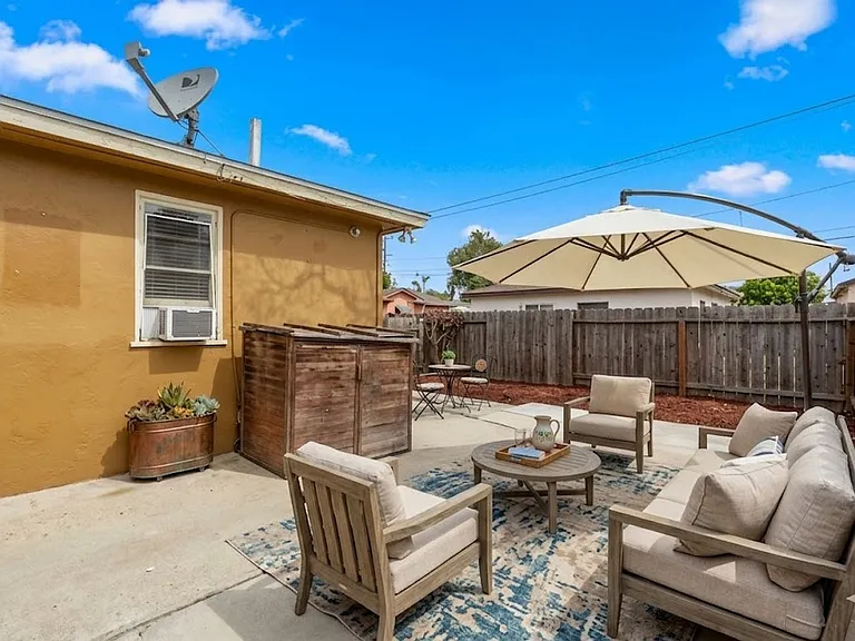 2648 Juan St — Photo 4