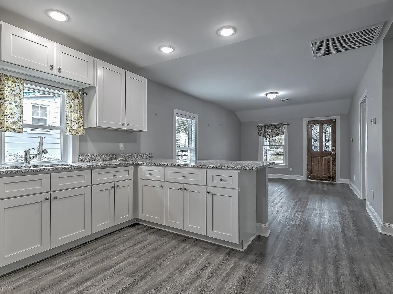 3 bed, 1.0 bath, 1250 sqft, $1,600 — Photo 4