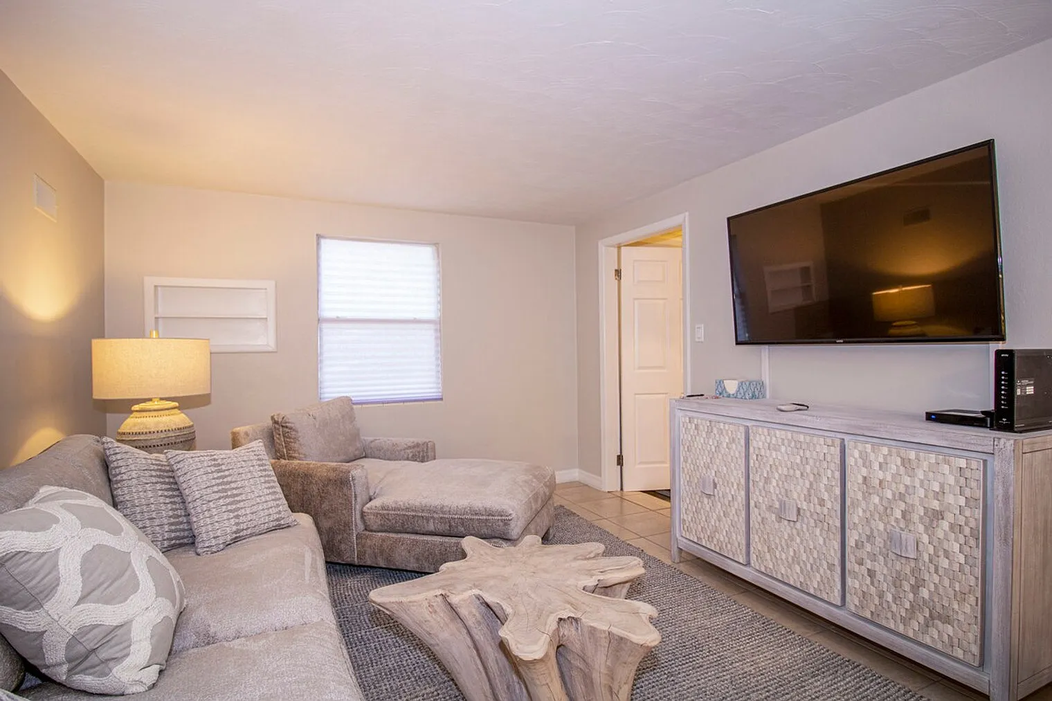 2 bed, 1.0 bath, 742 sqft, $2,787 — Photo 1