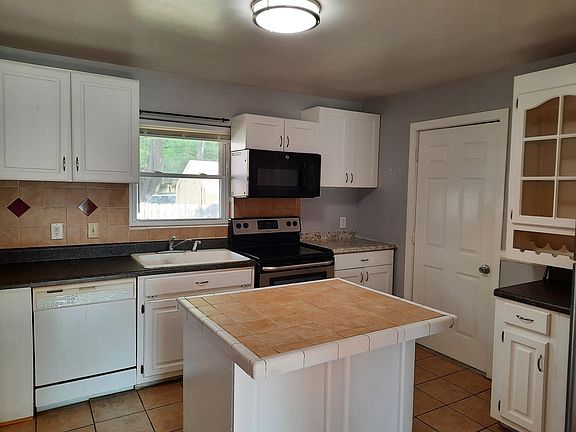 4th image of 28 Rexford Dr