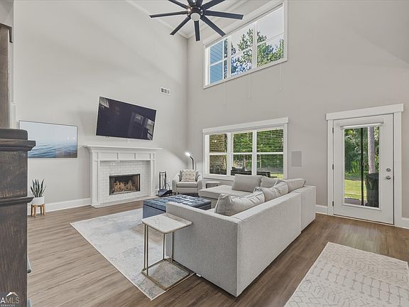 3rd image of 695 Parkview Dr