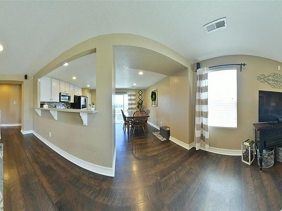 3rd image of 922 Willow Dr