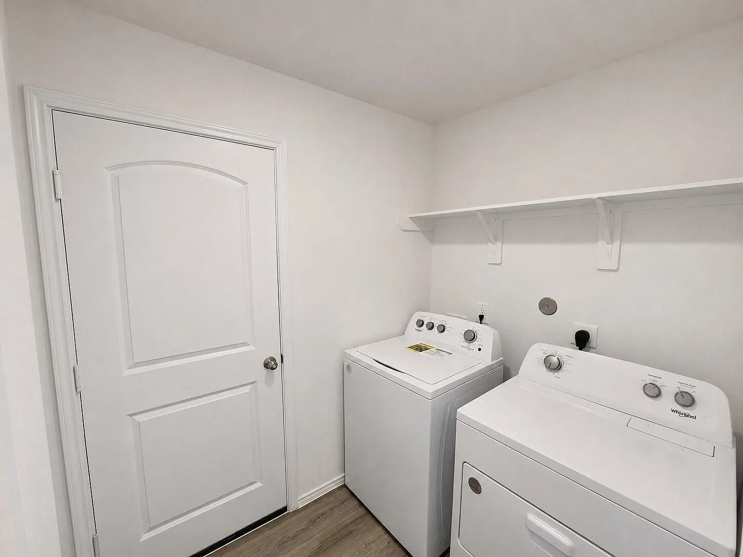 3 bed, 2.0 bath, 1471 sqft, $2,100 — Photo 2