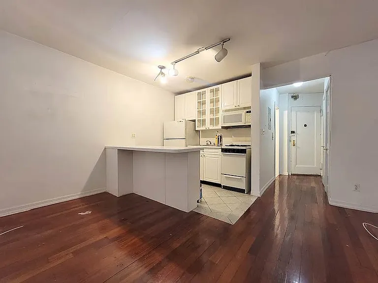 146 E 35th St #2V — Photo 4