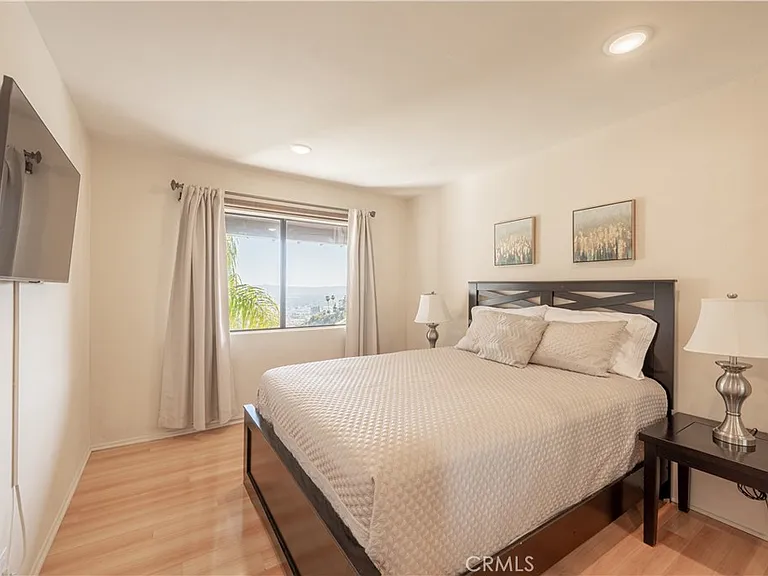 1350 E Tujunga Ave — Photo 23