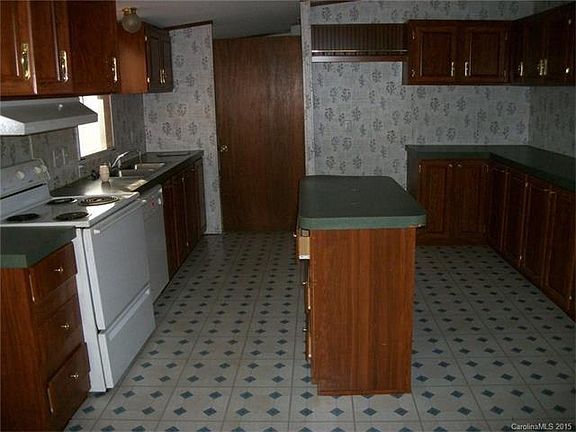 3rd image of 130 Hickory Nut Dr