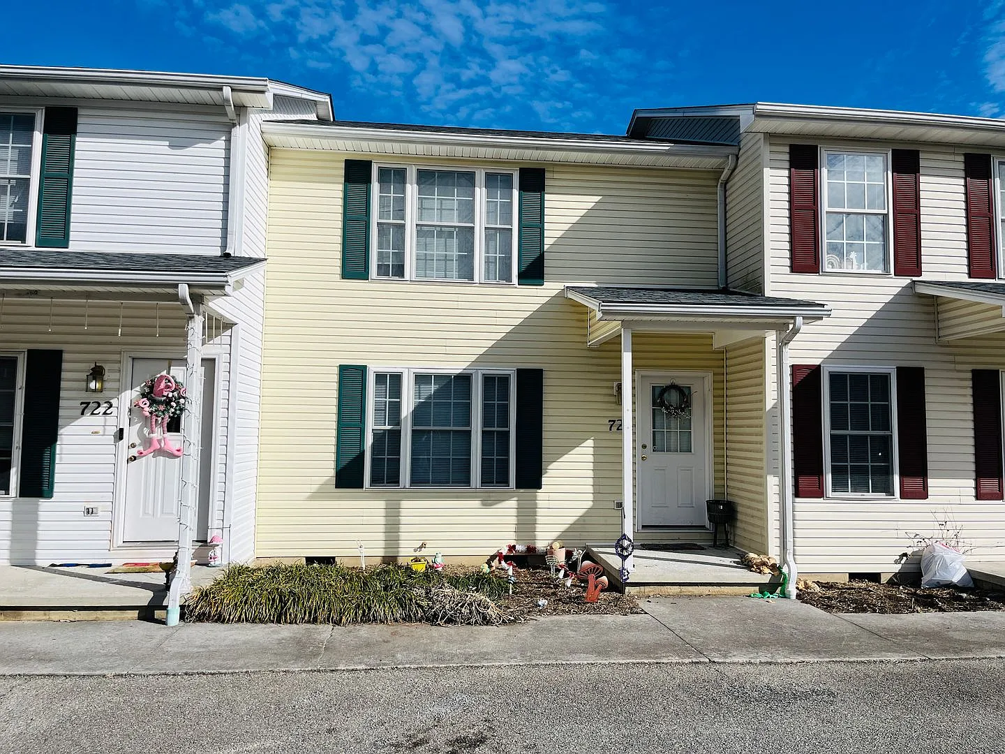 2 Bedroom, 2.5 Bath Townhouse — Photo 2