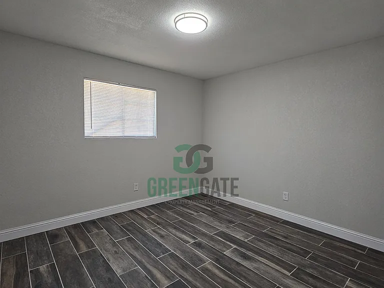 901 Valente Way — Photo 28