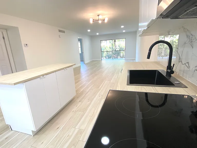 6061 N Falls Circle Dr #7 — Photo 3