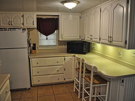 4th image of 311 W 6th St