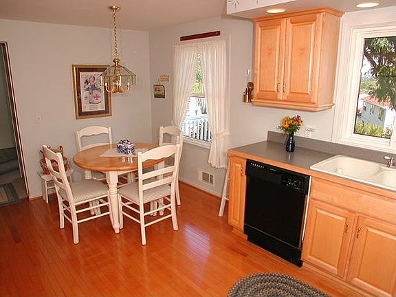 Gorgeous eat-in kitchen!