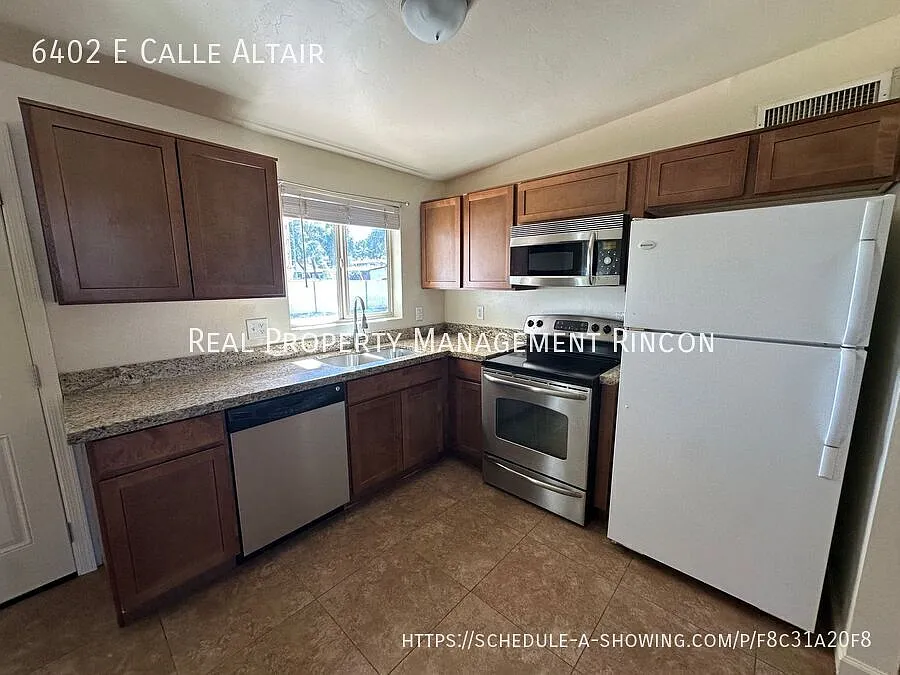 4 Bed/2 Bath House with Large Backyard on Eastside! — Photo 4