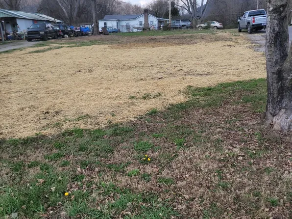 413 E Hemlock St, La Follette, TN 37766