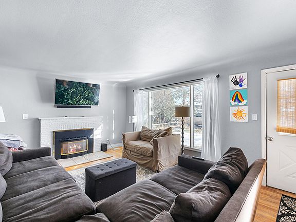 4th image of 922 NE Crest Dr