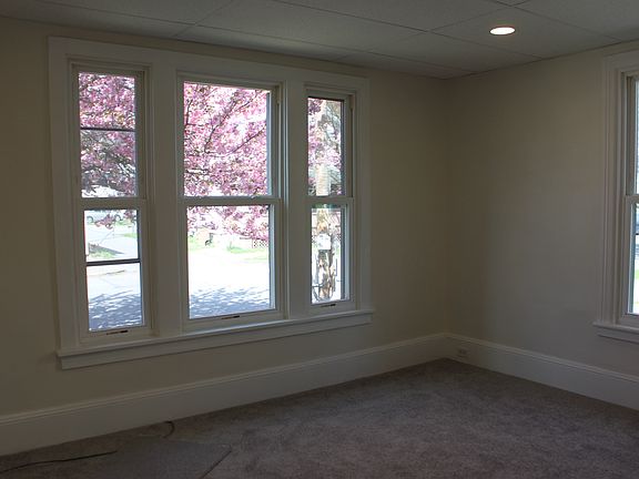 3rd image of 1049 Memorial Ave