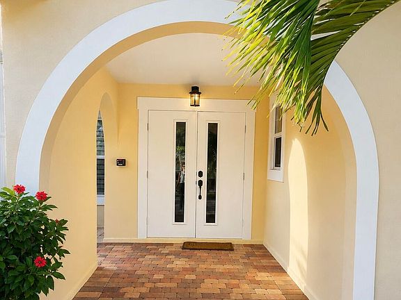3rd image of 1023 NW SPRUCE RIDGE Drive