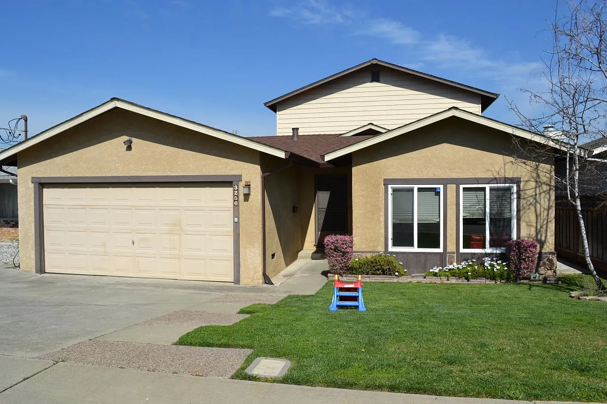 3256 Ridge Crest Ct photo 1