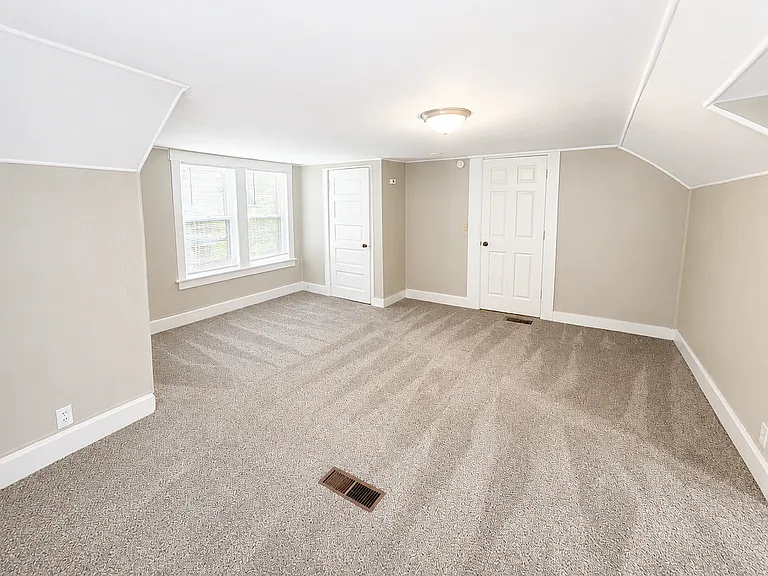323 N River Blvd — Photo 9